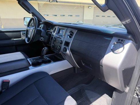 Used 2017 Ford Expedition XLT AWD/4WD image 18