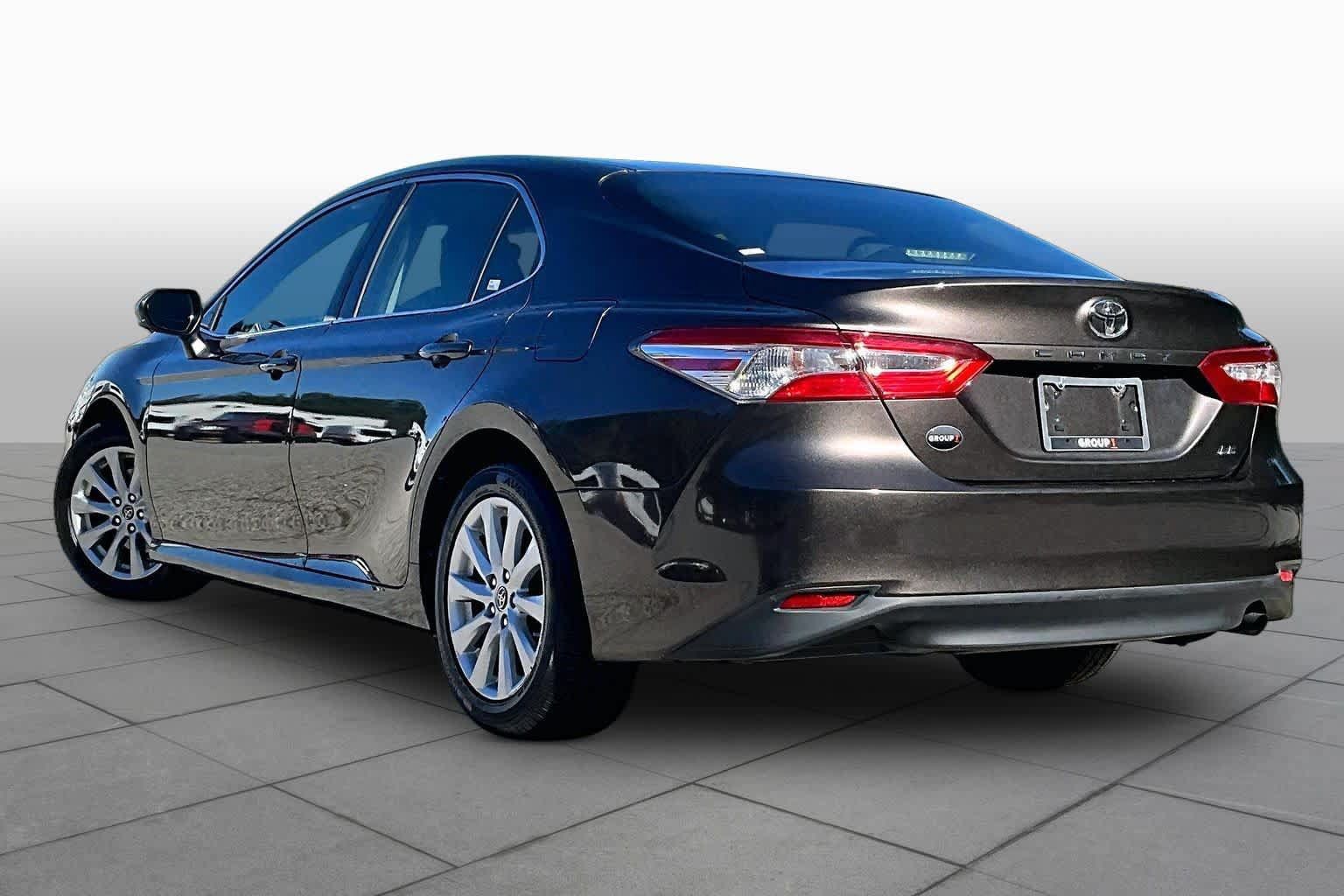 Used 2018 Toyota Camry LE FWD image 12
