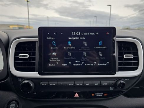 Used 2025 Hyundai Venue Limited image 18