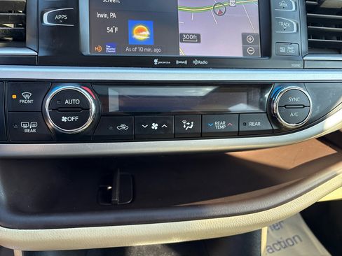 Used 2019 Toyota Highlander XLE image 25