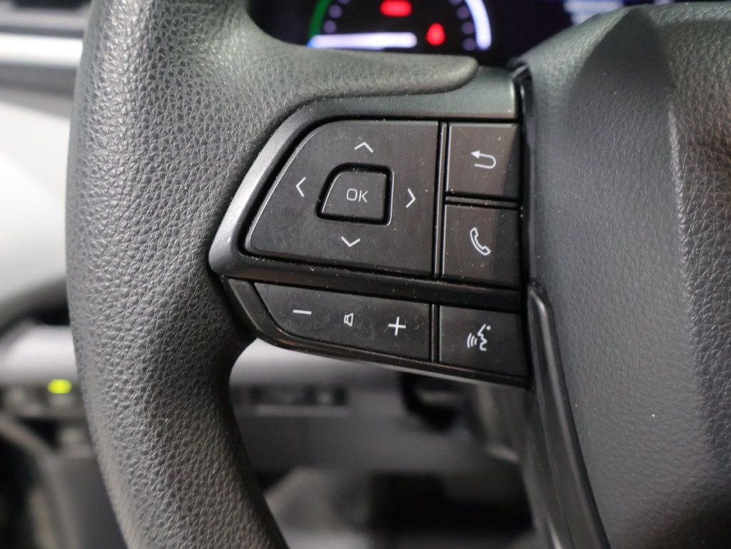 Used 2025 Toyota Sienna LE FWD image 31