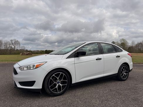 Used 2018 Ford Focus S image 1