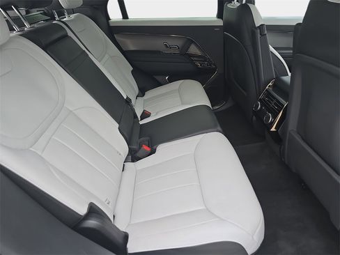 Used 2023 Land Rover Range Rover Sport SE Dynamic image 11