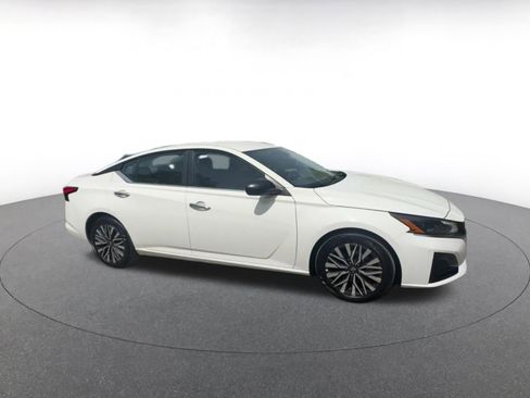 Used 2025 Nissan Altima 2.5 SV FWD image 2
