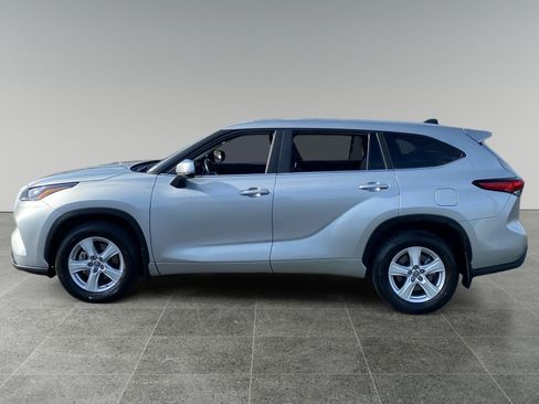 Used 2023 Toyota Highlander LE AWD/4WD image 2