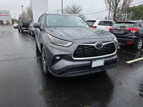 Used 2022 Toyota Highlander XLE image 9