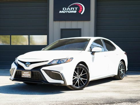 Used 2023 Toyota Camry SE image 3