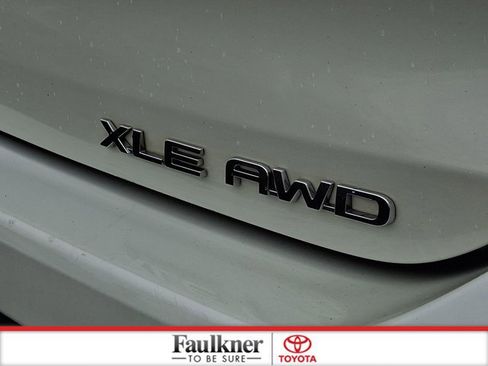 Certified 2021 Toyota Highlander XLE AWD/4WD image 34