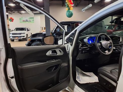 Used 2024 Chrysler Pacifica Select image 14