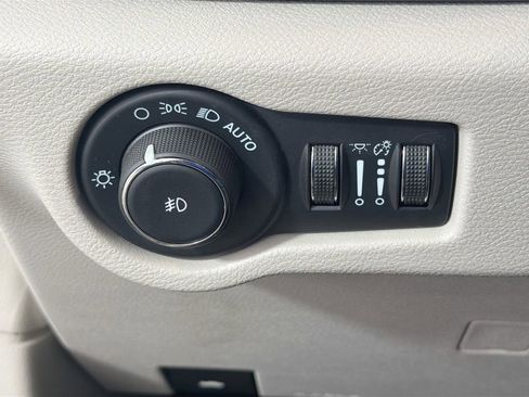 Used 2024 Chrysler Pacifica Limited FWD image 13