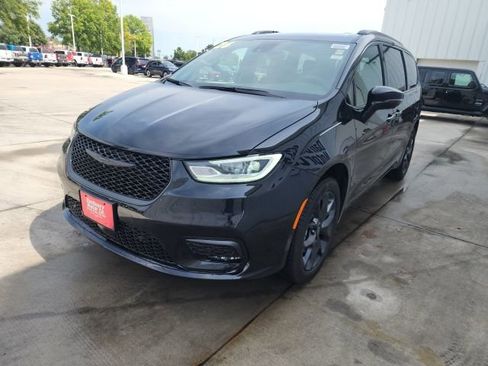 New 2026 Chrysler Pacifica Limited w/ S Appearance Package image 8