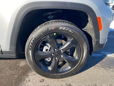 New 2025 Jeep Grand Cherokee Altitude image 19