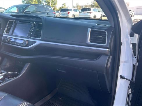 Used 2019 Toyota Highlander SE image 18