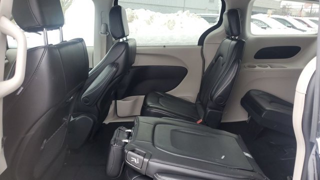 Used 2024 Chrysler Pacifica Touring-L FWD image 23
