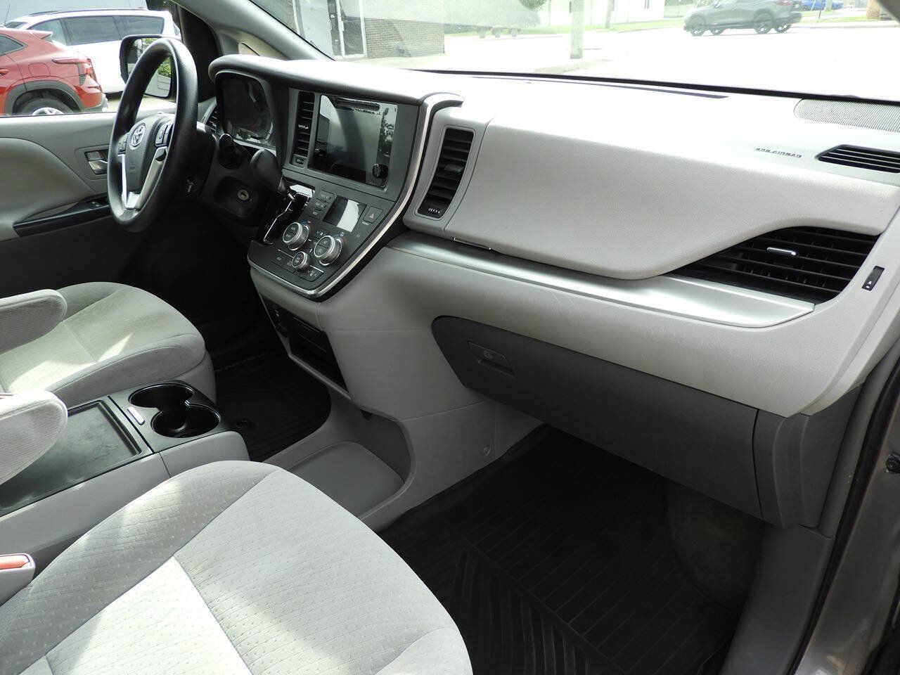 Used 2017 Toyota Sienna LE FWD image 35