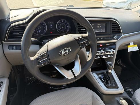 Used 2020 Hyundai Elantra SE FWD image 11