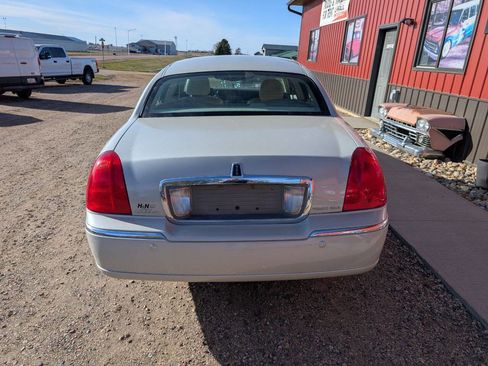 Used 2005 Lincoln Town Car Signature Limited image 6