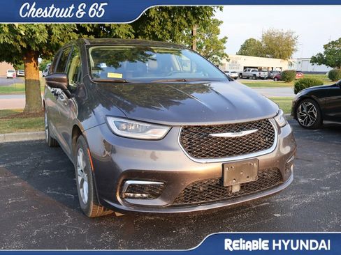 Used 2023 Chrysler Pacifica Touring-L AWD/4WD image 3