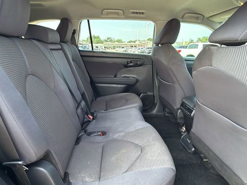 Used 2024 Toyota Highlander LE FWD image 29