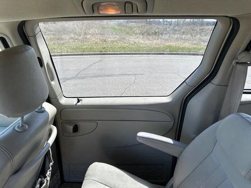 Used 2005 Chrysler Town & Country Touring w/ Leather Interior Group FWD image 25