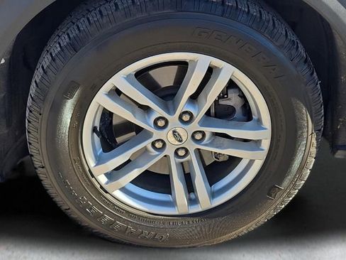 Used 2021 Ford Explorer XLT image 9