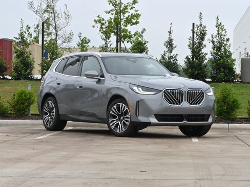 Used 2025 BMW X3 xDrive30i AWD/4WD image 2