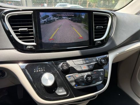 Used 2024 Chrysler Pacifica Touring-L FWD image 10