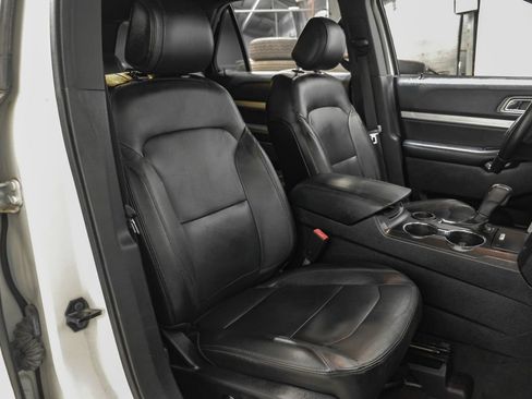 Used 2016 Ford Explorer XLT w/ Equipment Group 202A FWD image 31