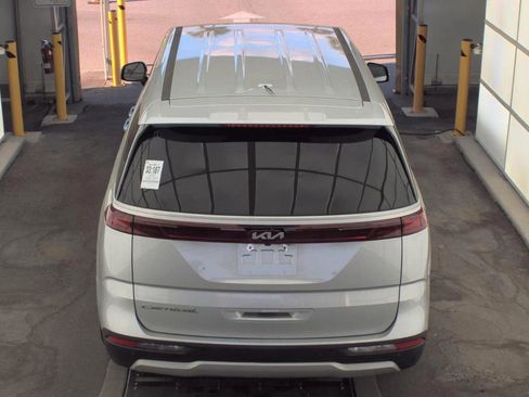 Used 2022 Kia Carnival LX image 5