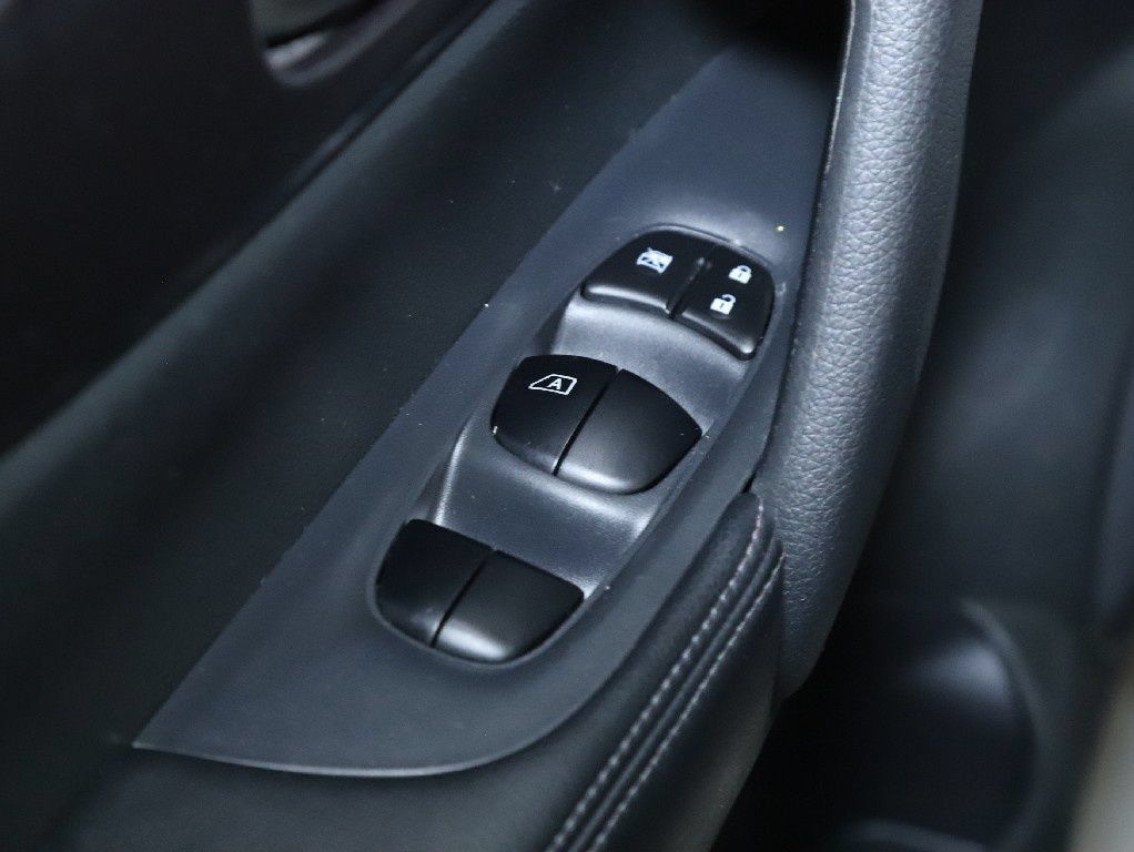 Used 2016 Nissan Rogue S FWD image 17