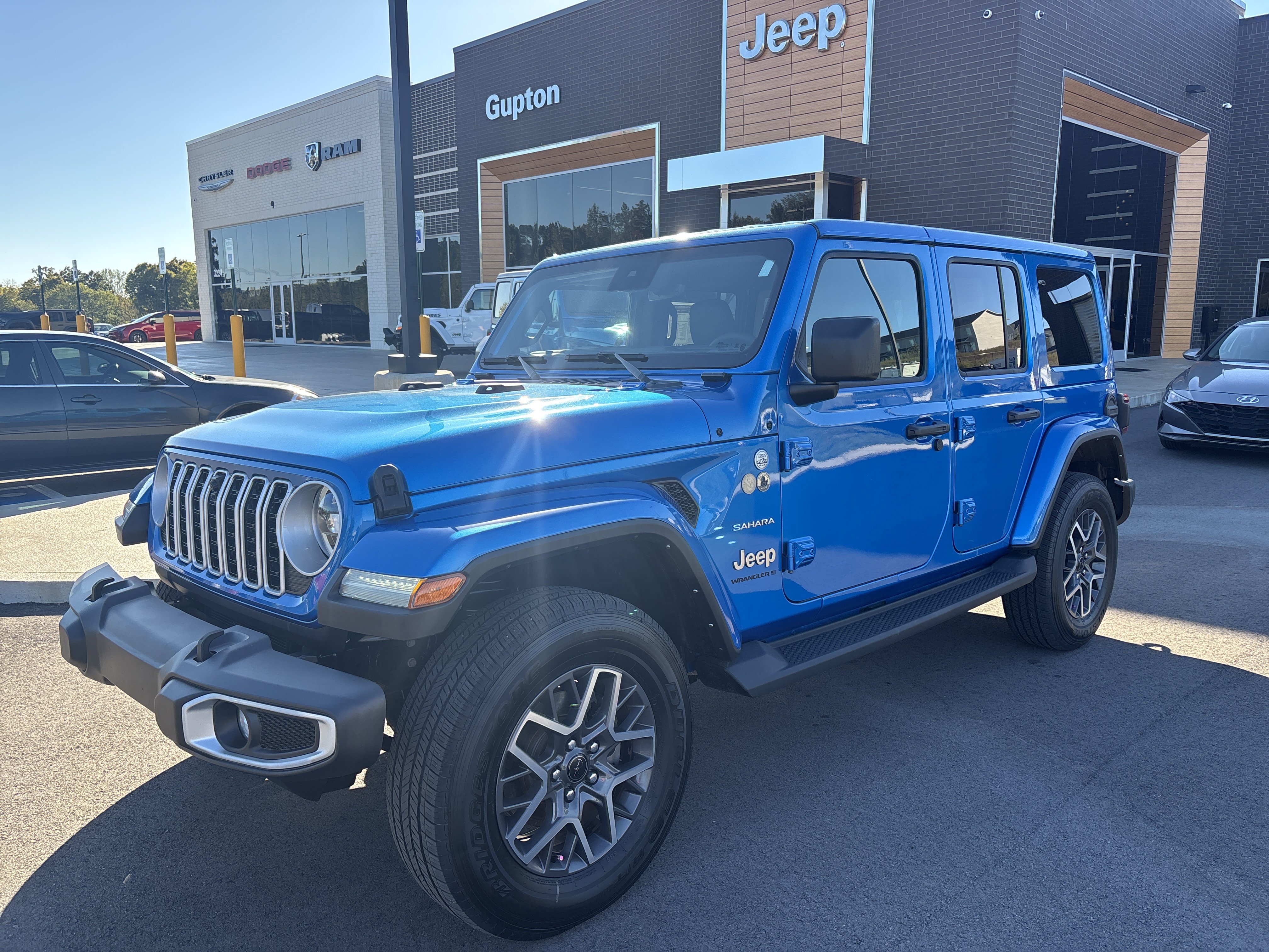 Used 2024 Jeep Wrangler Unlimited Sahara w/ Technology Group AWD/4WD 360° Tour