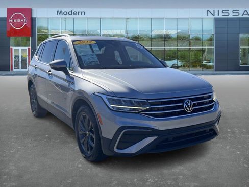 Used 2022 Volkswagen Tiguan SE w/ Panoramic Sunroof Package image 3