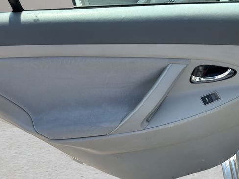 Used 2010 Toyota Camry LE FWD image 13