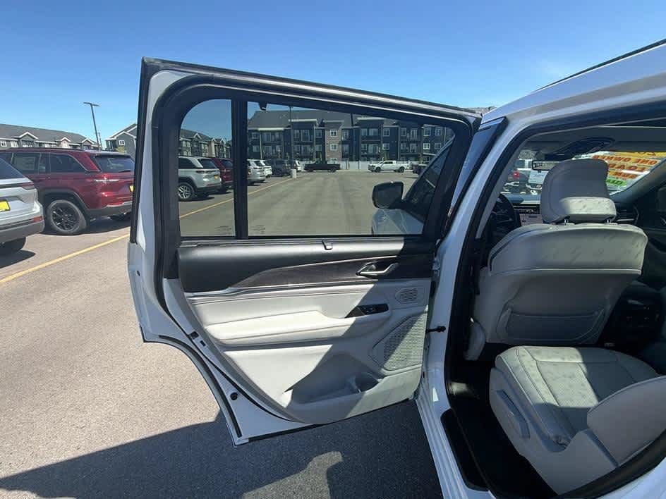 Used 2023 Jeep Grand Cherokee L Overland w/ Advanced Protech Group III AWD/4WD image 23