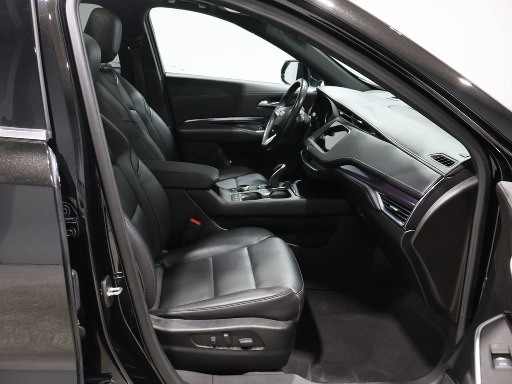Used 2023 Cadillac XT4 Luxury w/ Cold Weather Package AWD/4WD image 26