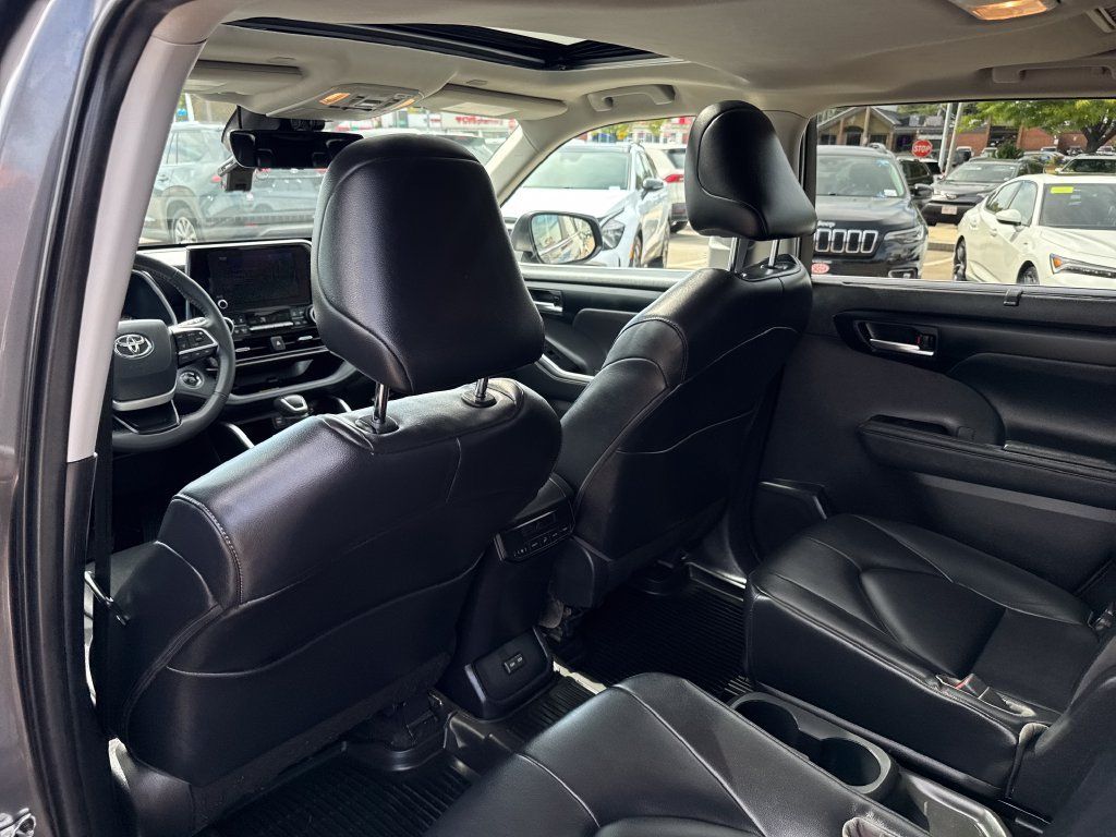 Used 2023 Toyota Highlander XLE AWD/4WD image 39