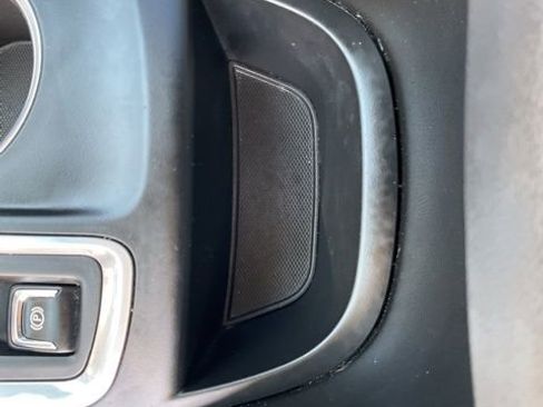 Used 2020 Chevrolet Equinox LT w/ Driver Convenience Package image 17