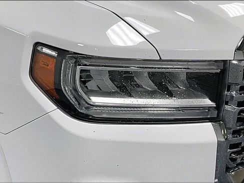 Used 2023 GMC Acadia Denali image 28