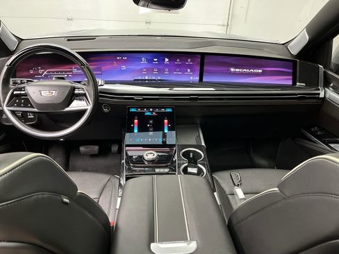 Certified 2025 Cadillac Escalade ESV Sport w/ Touring Package AWD/4WD image 4