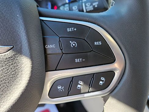 Used 2023 Chrysler Pacifica Touring-L image 23