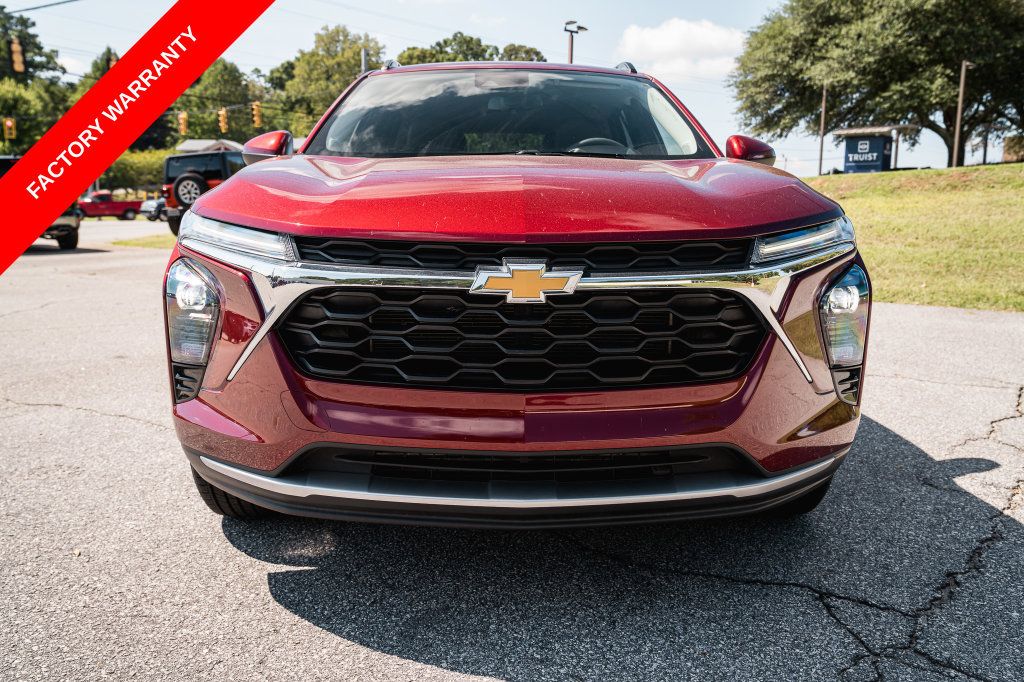 Used 2025 Chevrolet Trax LT FWD image 2