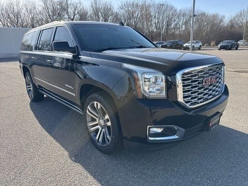 Used 2018 GMC Yukon XL Denali w/ Denali Ultimate Package image 3