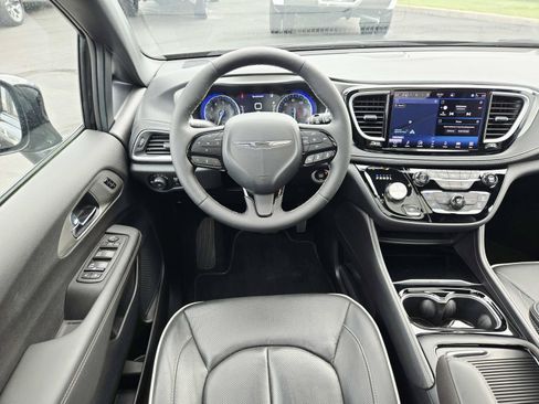 Used 2024 Chrysler Pacifica Limited w/ S Appearance Package FWD image 12