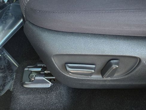 Used 2025 Toyota Highlander LE FWD image 22