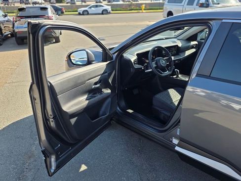 Used 2025 Nissan Kicks SV image 39