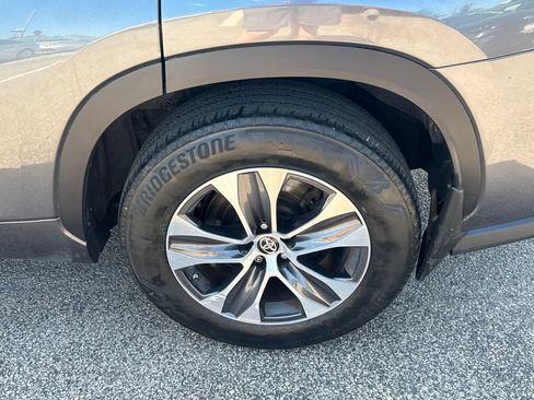Used 2020 Toyota Highlander XLE AWD/4WD image 45