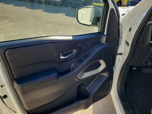 Certified 2025 Nissan Frontier SV image 22