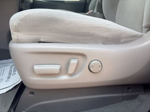 Used 2020 Toyota Sienna LE w/ LE Preferred Package FWD image 12