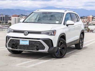 New 2025 Volkswagen Taos SE w/ Black Wheel Package