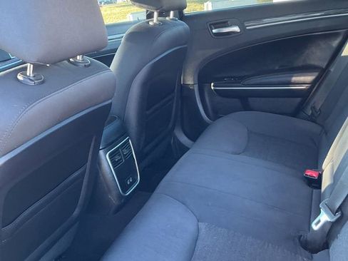 Used 2019 Chrysler 300 Touring w/ Driver Convenience Group image 7